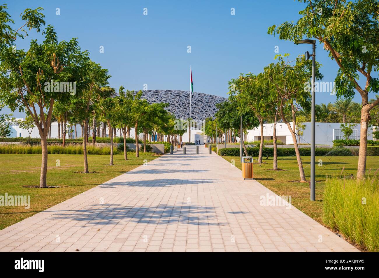 Der Louvre Abu Dhabi auf Saadiyat Island in der Nähe der Hauptstadt der Vereinigten Arabischen Emirate Stockfoto