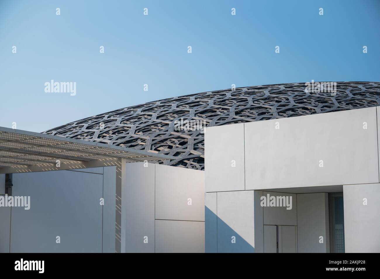 Der Louvre Abu Dhabi auf Saadiyat Island in der Nähe der Hauptstadt der Vereinigten Arabischen Emirate Stockfoto