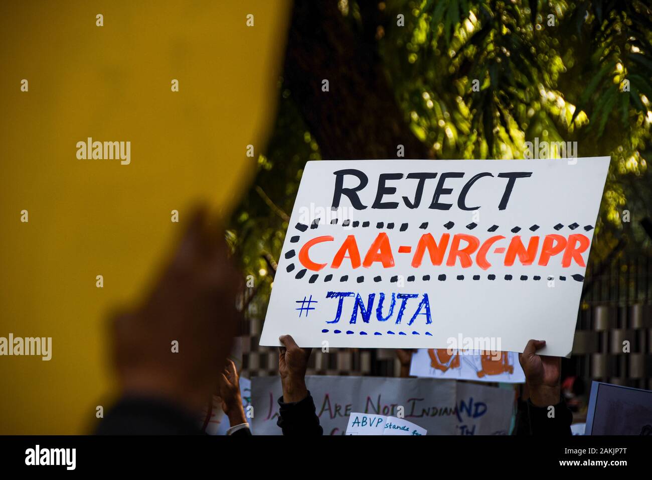 Ein Demonstrant halten Sie eine Plakette, die liest 'reject CAA, NRC und NPR während Bürger Protestmarsch in Delhi. Hunderte Demonstranten auf die Strasse von Delhi in einer Demonstration mit dem Namen "Bürger März 'gegen neue Indiens Staatsbürgerschaftsrecht nämlich Staatsbürgerschaft Amendment Act (CAA), Nationale Register der Bürger (NRC) und National Population Register (NPR). Sie März auch gegen einen Angriff auf die Schüler und Lehrer an der Jawaharlal Nehru University (JNU) Campus am vergangenen Sonntag. Stockfoto