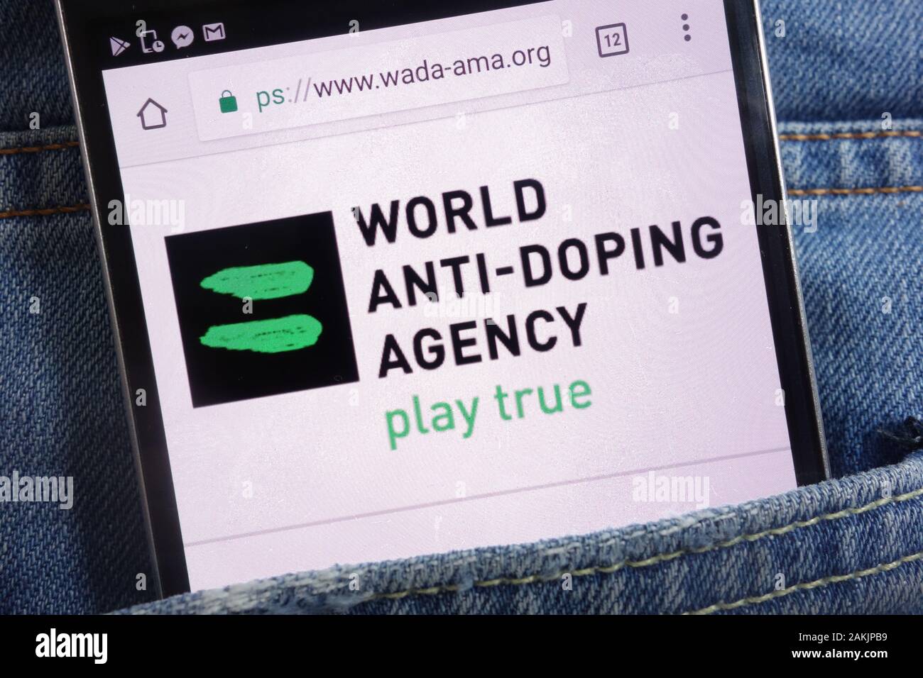 Die Website der WADA (World Anti-Doping Agency) wird auf dem Smartphone in der Jeans-Tasche versteckt angezeigt Stockfoto