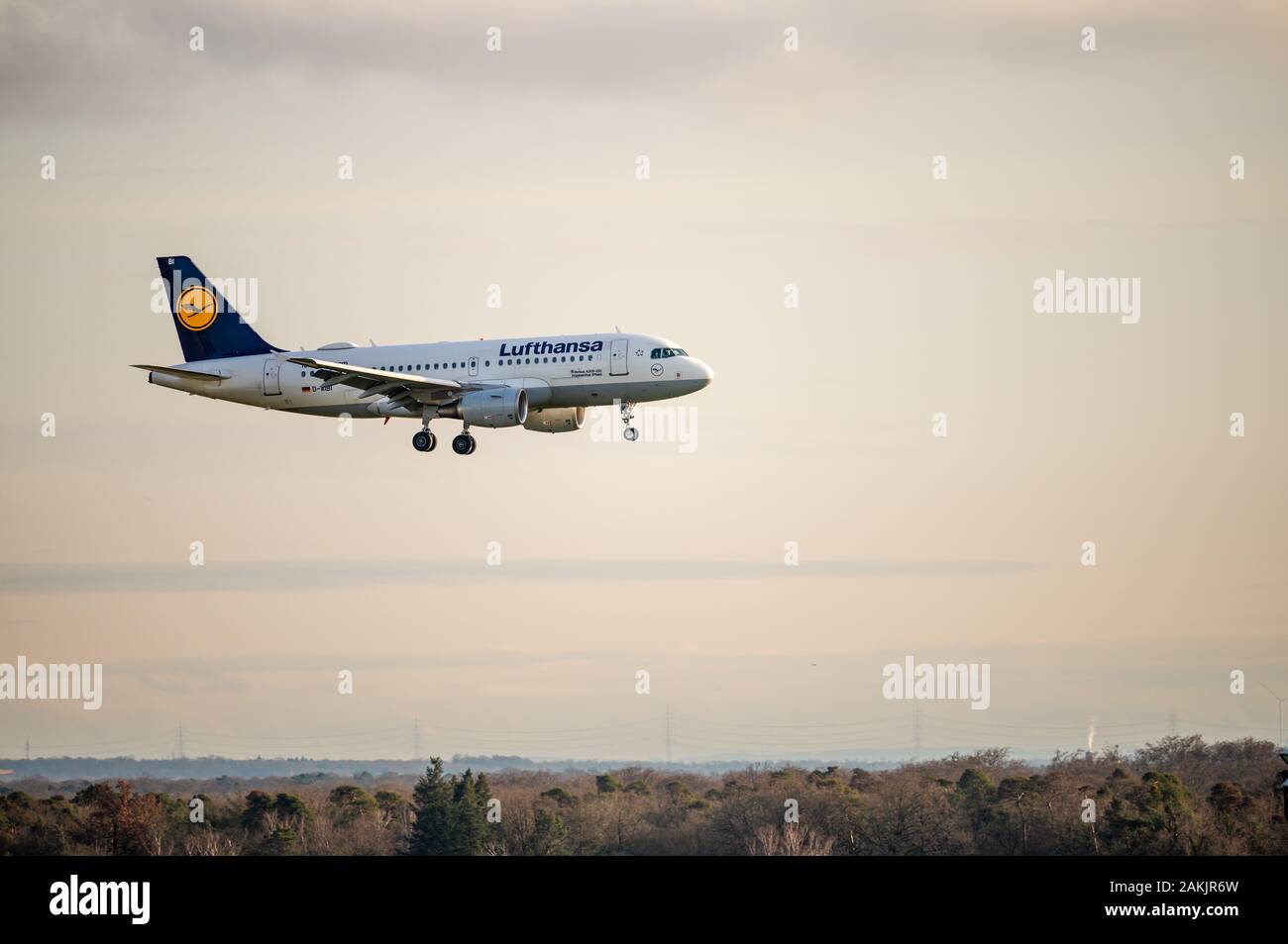 Lufthansa Airbus A319-100 kommt bei Sonnenuntergang auf dem Frankfurter Flughafen in Deutschland an Stockfoto