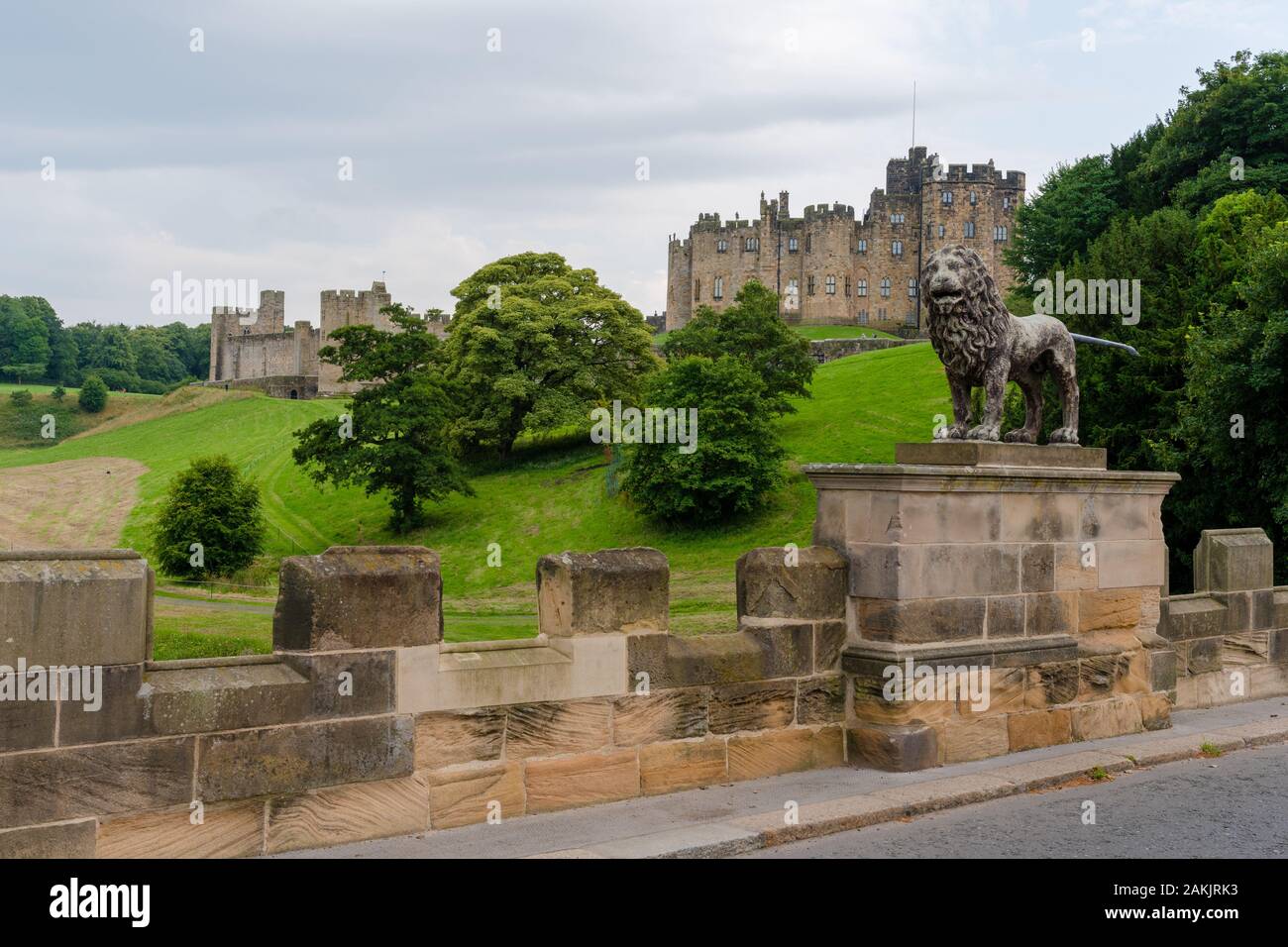 Alnwick Castle am Ufer des Flusses AlN in Northumberland, Großbritannien Stockfoto