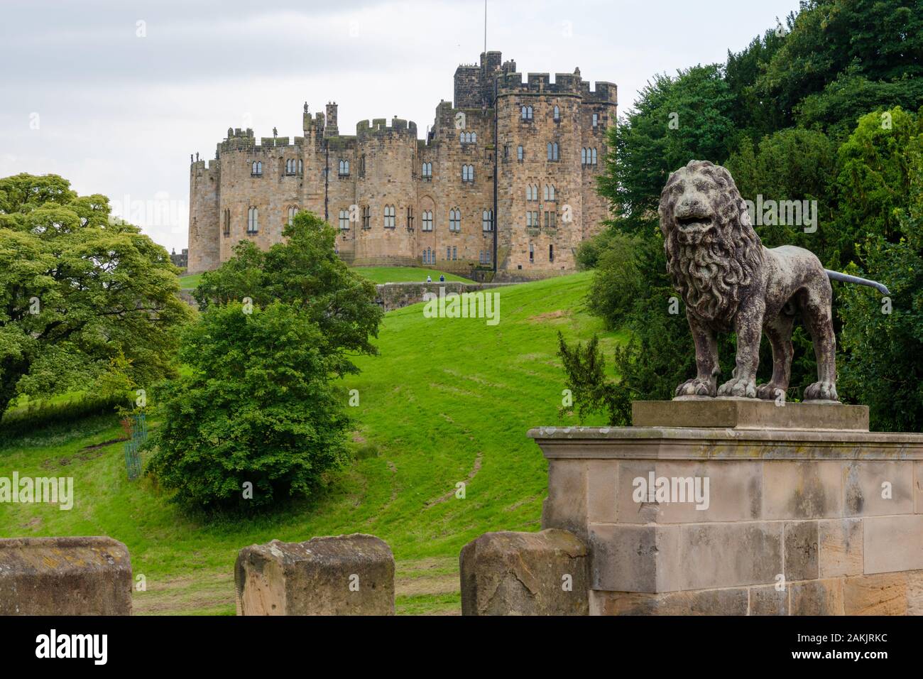 Alnwick Castle am Ufer des Flusses AlN in Northumberland, Großbritannien Stockfoto