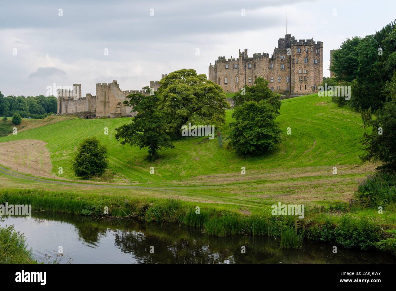 Alnwick Castle am Ufer des Flusses AlN in Northumberland, Großbritannien Stockfoto
