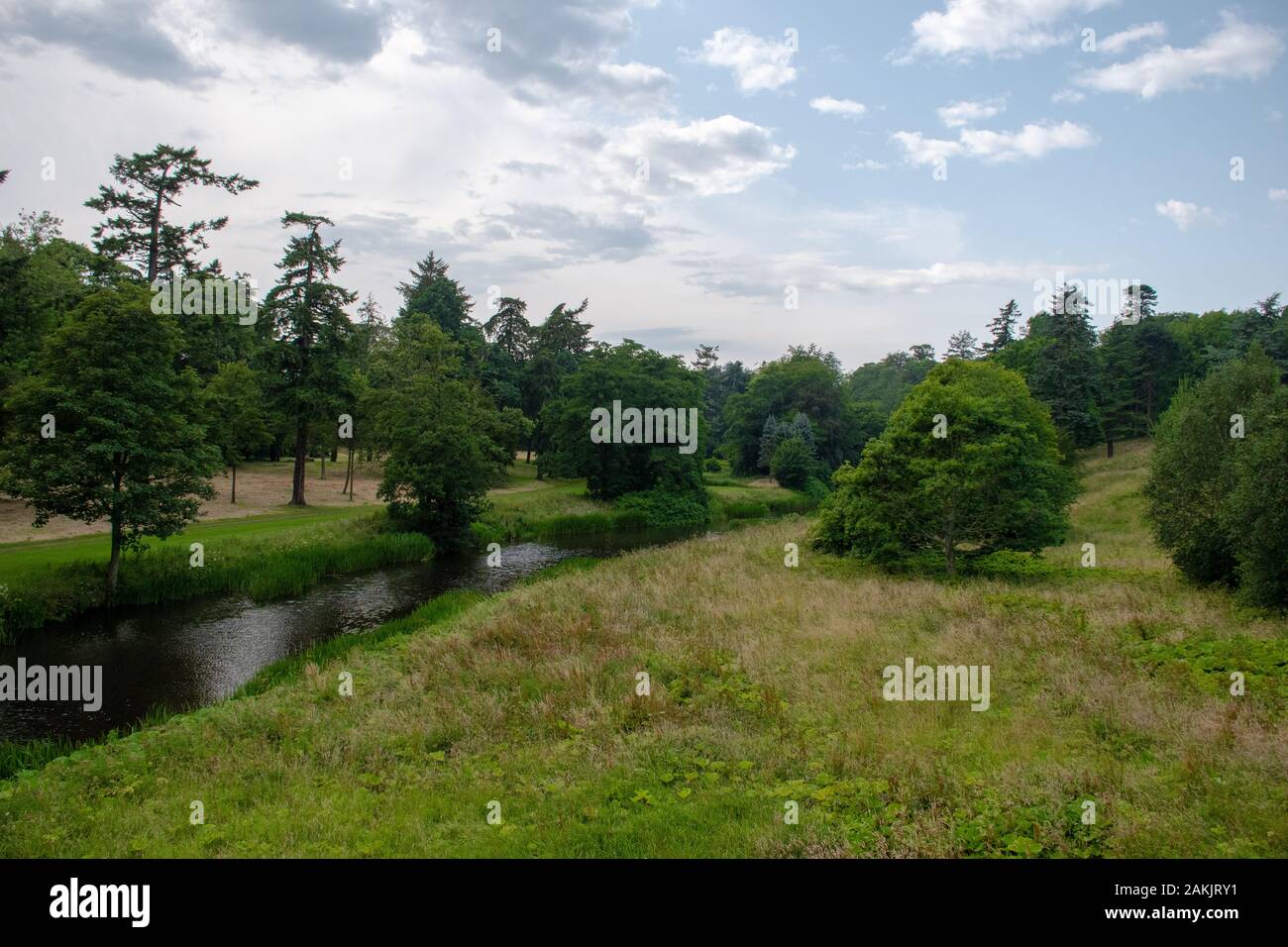 Fluss Aln und die Ufer von Alnwick in der Nähe der Burg in dieser ländlichen Stadt Northumberland Stockfoto