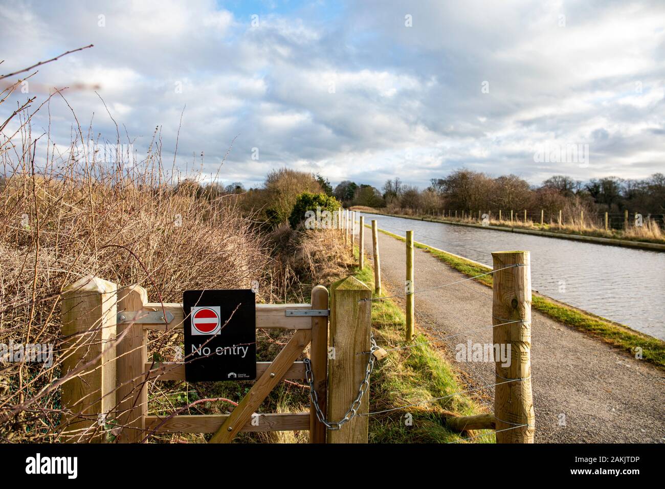 Keinen Eintrag, Kanal und Fluss Vertrauen Zeichen auf dem verschlossenen Tor neben und Shropshire Union Canal mit leinpfad in Cheshire UK Stockfoto