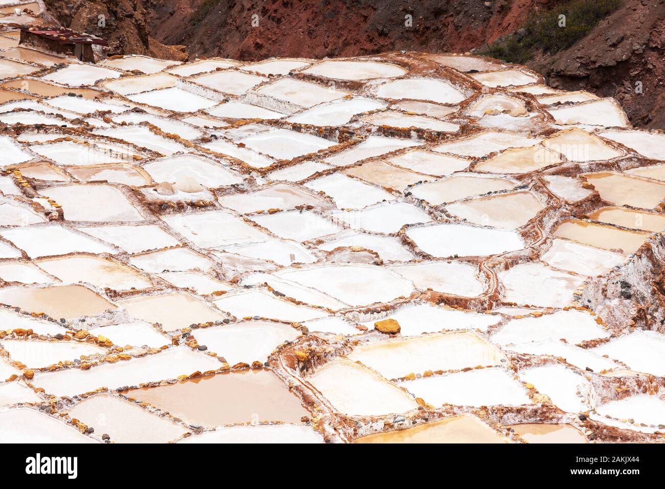 Salz verdunstungsteichen Salineras in Maras, in Peru, in Lateinamerika. Salz wurde in Maras seit der Zeit des Inkareiches geerntet Stockfoto