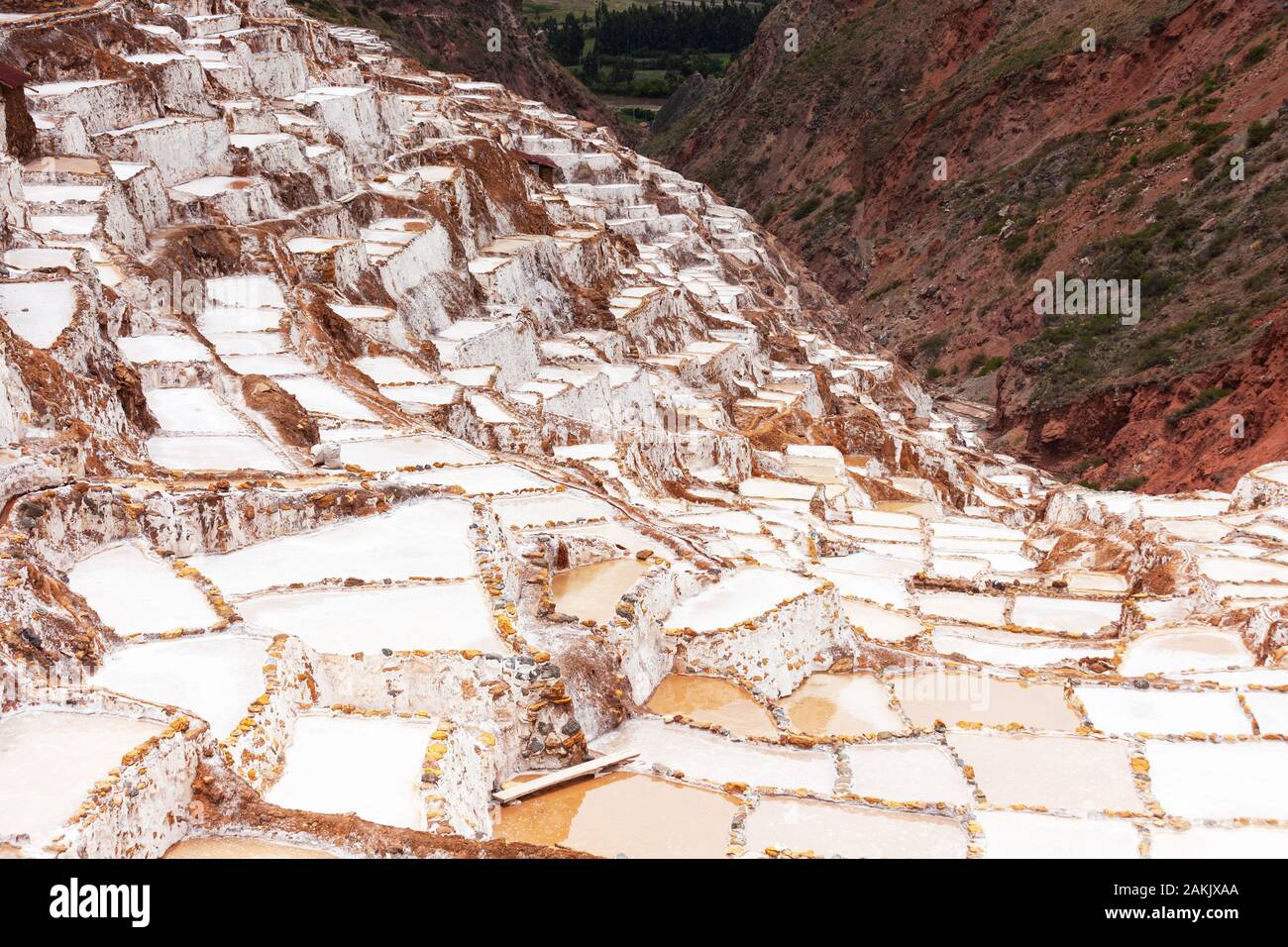 Salz verdunstungsteichen Salineras in Maras, in Peru, in Lateinamerika. Salzbergbau seit der Inca Empire. Stockfoto