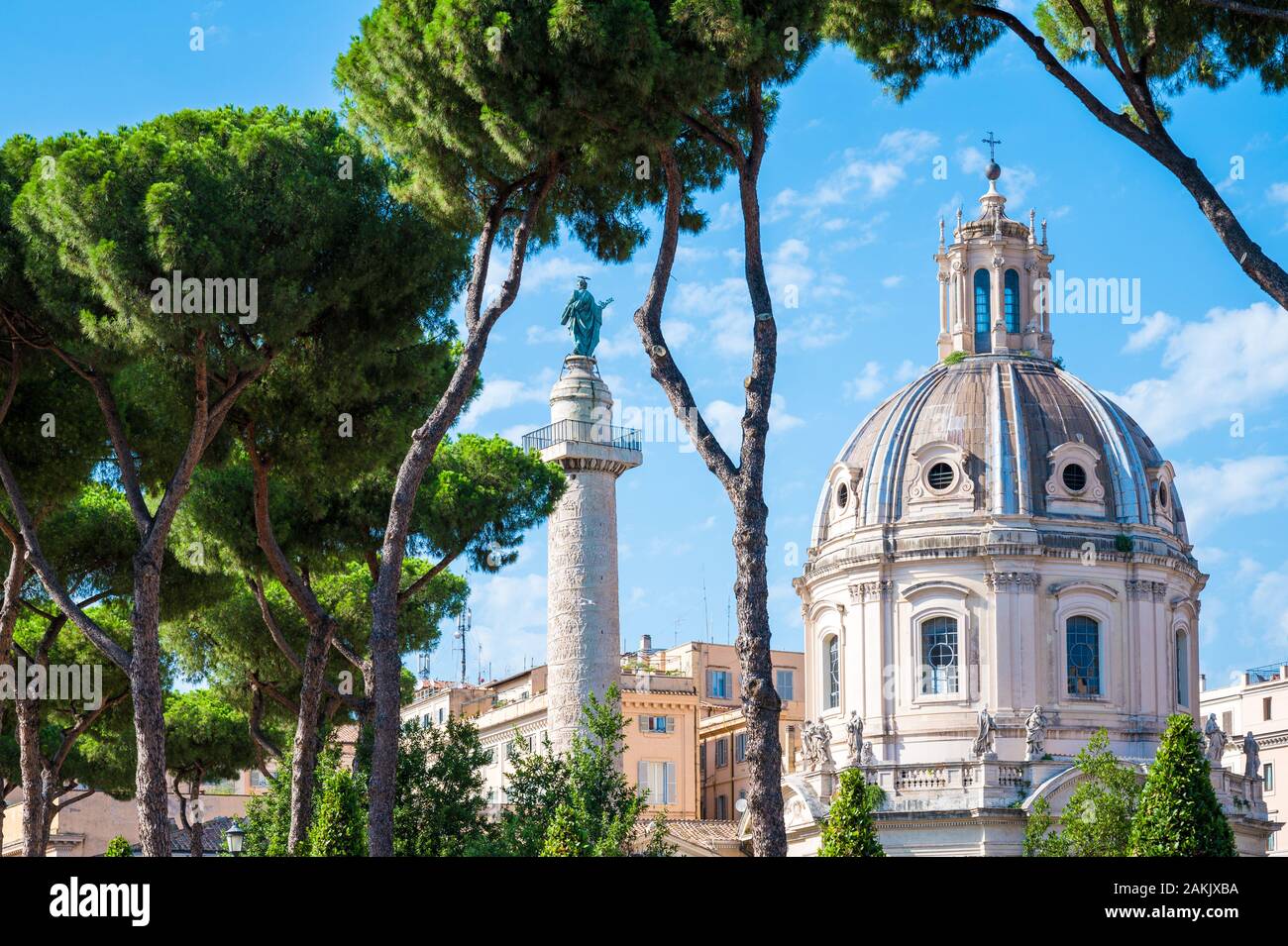 Trajanssäule und Chiesa del Santissimo Nome di Maria al Foro Traiano, eine katholische Kirche auf der Piazza Venezia in Rom, Italien Stockfoto