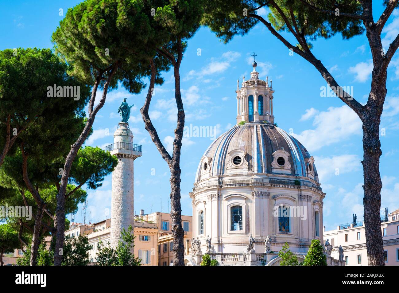 Trajanssäule und Chiesa del Santissimo Nome di Maria al Foro Traiano, eine katholische Kirche auf der Piazza Venezia in Rom, Italien Stockfoto