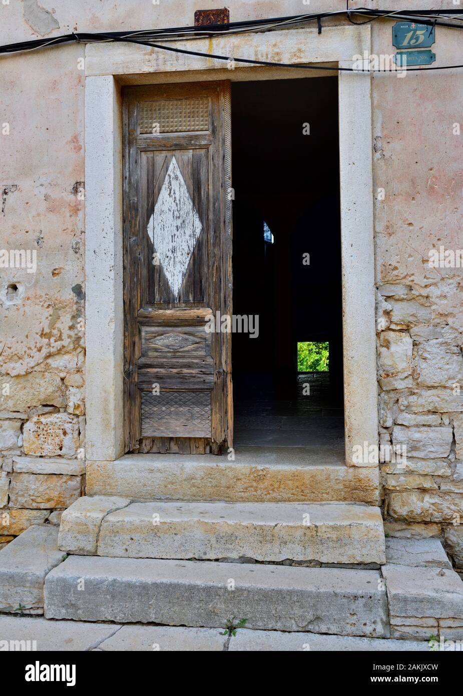 Auf der Suche durch alte offene Holztür zu Dunkelheit und kleinen Patch von Licht in der Ferne Stockfoto