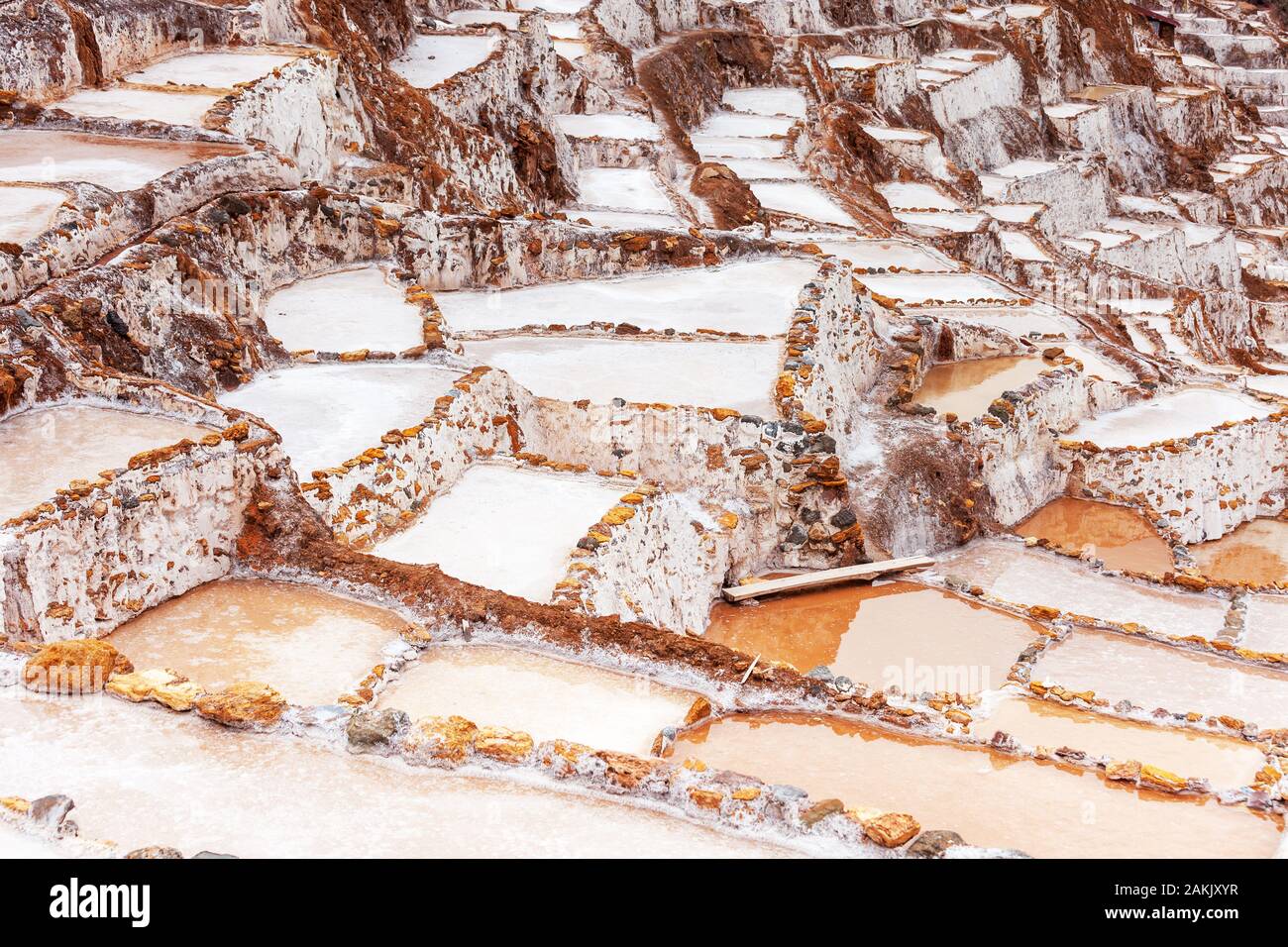 Salzbergbau seit der Inca Empire. Salz verdunstungsteichen Salineras in Maras, in Peru, in Lateinamerika. Stockfoto