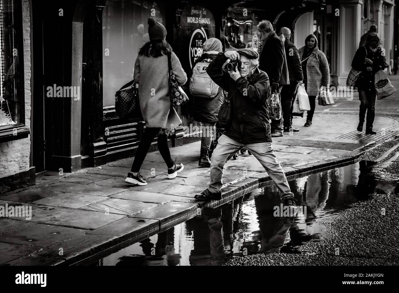 Straßenfotograf in Aktion ay York Shopping Stockfoto