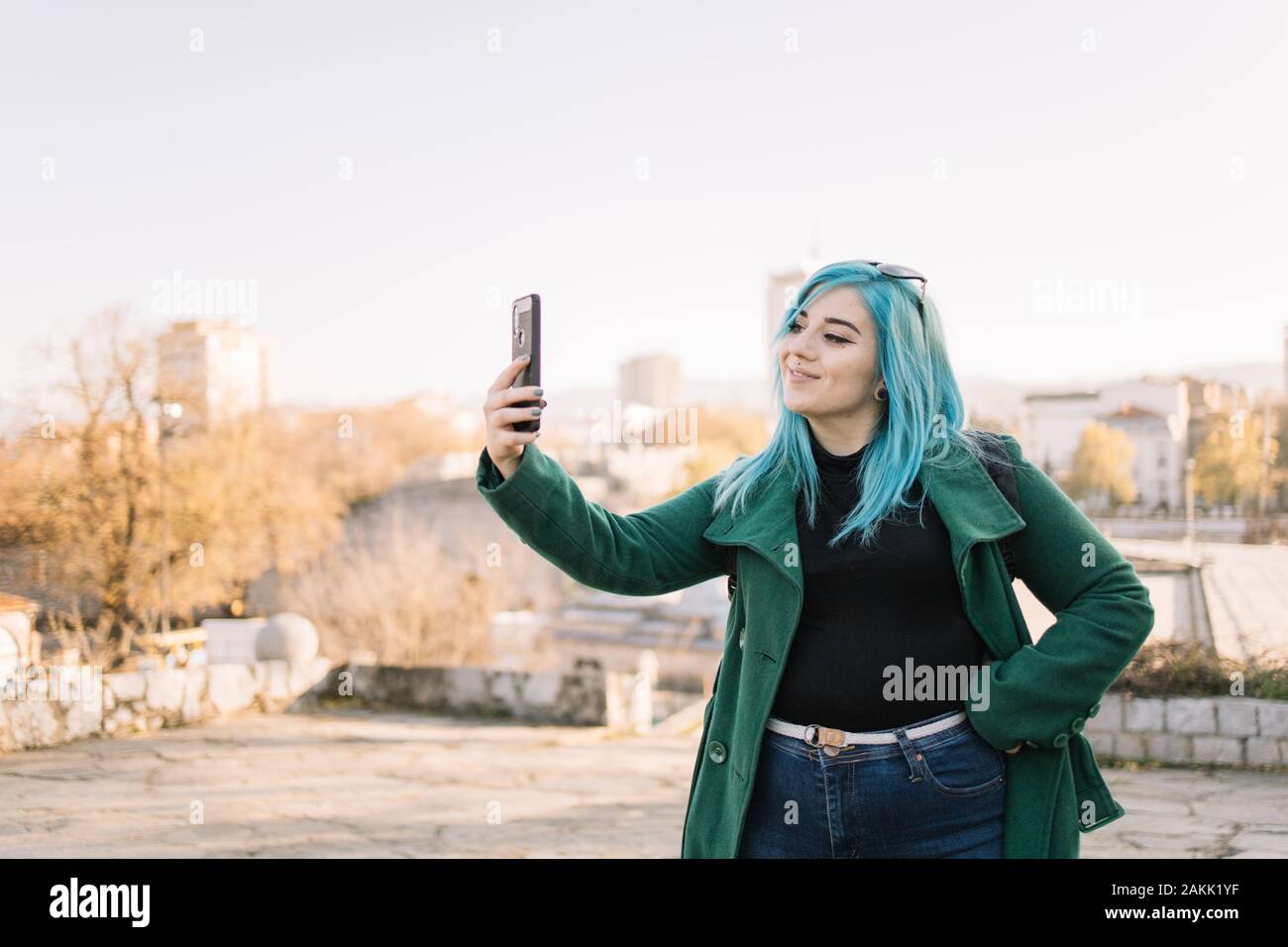 Happy girl mit grübchen unter selfie im Freien Stockfoto