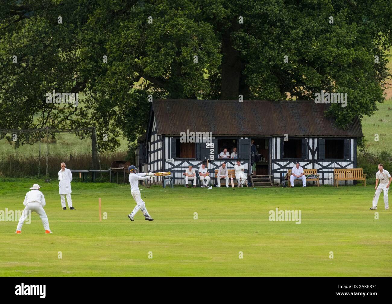 Cricket Match bei burwarton Cricket Club, Shropshire. Stockfoto
