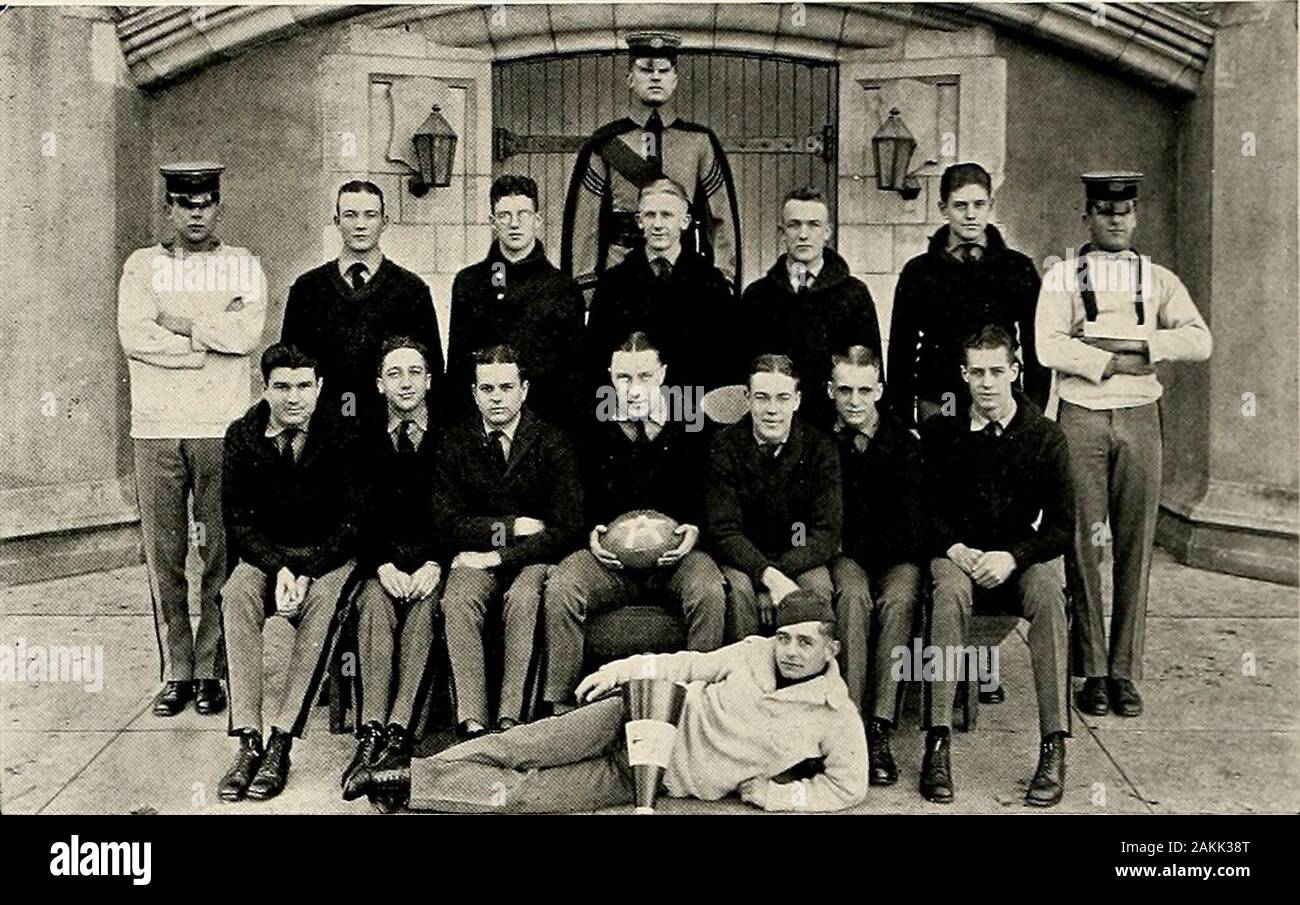 Bombe. 1922. Aero Squadron Line-Up Blankenship L. E. OBrien (Capt.) L.T. Martin, R L. C. KlNNEAR C. wenig R.C.Douglas, T R.T. Johnson, J R.E. Archer F. D. Braun L. H.B. Hucer R. H.B. Junge, J F.D. Norman Linie Acnor Lin^ CoLONNA Cheer Leader HoESON Hauptkampfrichter (Wir haben unsere oTi&gt; n) Sy £ R Überzähligen 310^^ rg: Mq=@ Wiif Stockfoto