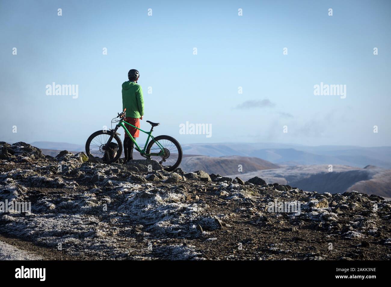 Ein Mountainbiker auf Helvellyn im Winter Stockfoto