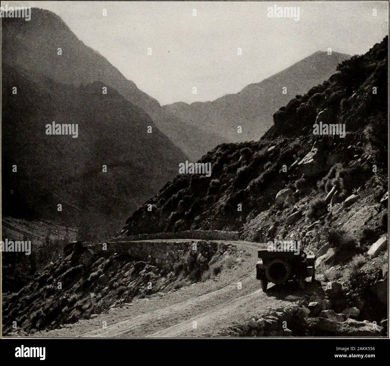 Die Nationalparks Portfolio. Die wiederhergestellten EFORB Tioga Road zugänglich gemacht die herrliche Berg- und Tal bildet die nördliche Hälfte der Yosemite National Park, dieses Vergnügen Paradies war, keine bekannt, außer ein paar Enthusiasten, die Wüste, die Jahr für Jahr mit Camping Outfits eingedrungen. Dies ist in der Region der Flüsse und Seen und Granit Kuppeln und brilliantlypolished glazialen Bürgersteige. Die Markierung der Gletscher ist auf jeder Hand gesehen. Es ist die Region der kleine Gletscher, Reste eines gigantischen Vergangenheit gibt, von denen einige in den Park. Es ist der Region Rock - grenzt gl Stockfoto