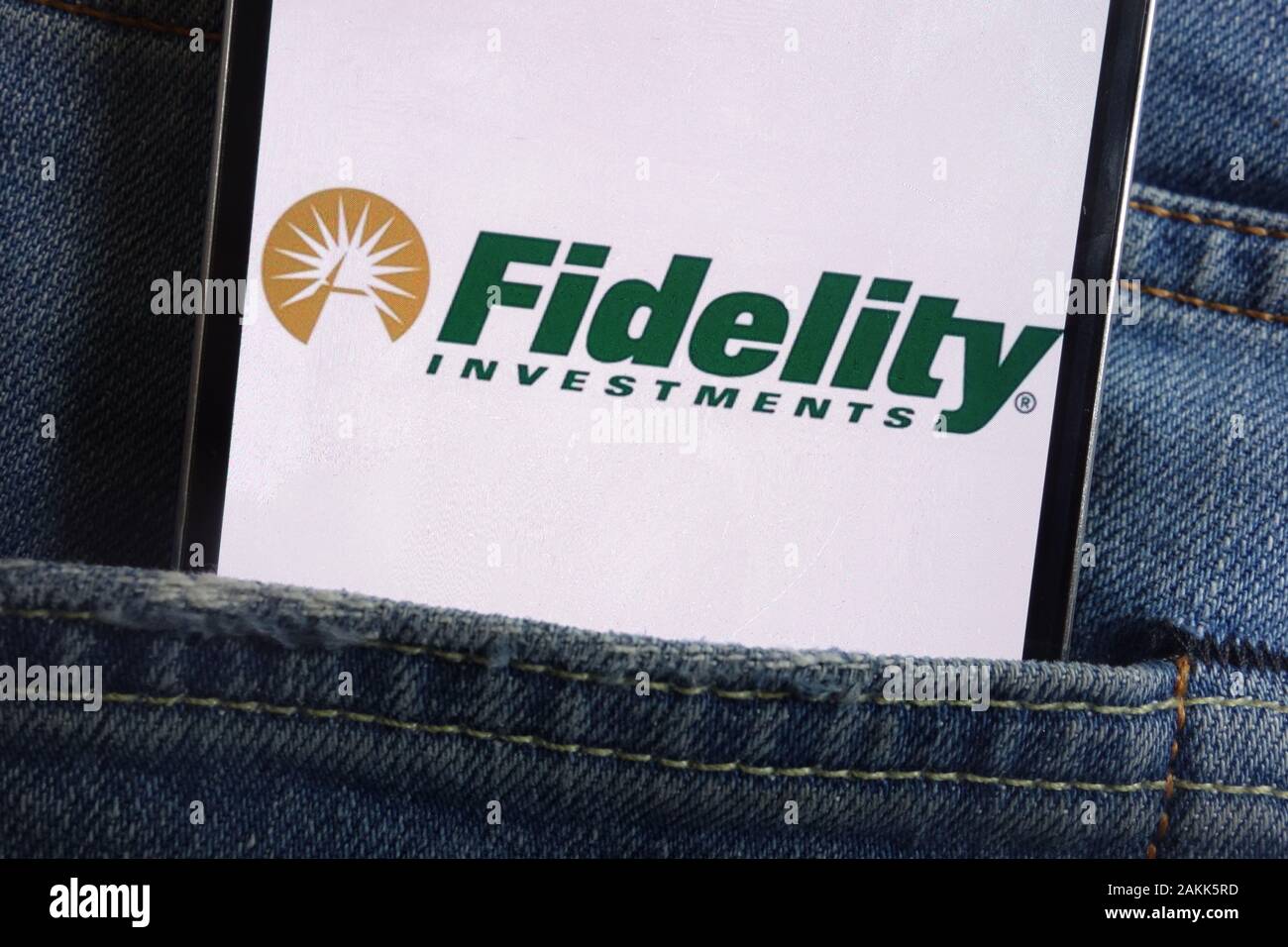 Fidelity Investments Logo auf dem Smartphone in Jeans Tasche versteckt Stockfoto