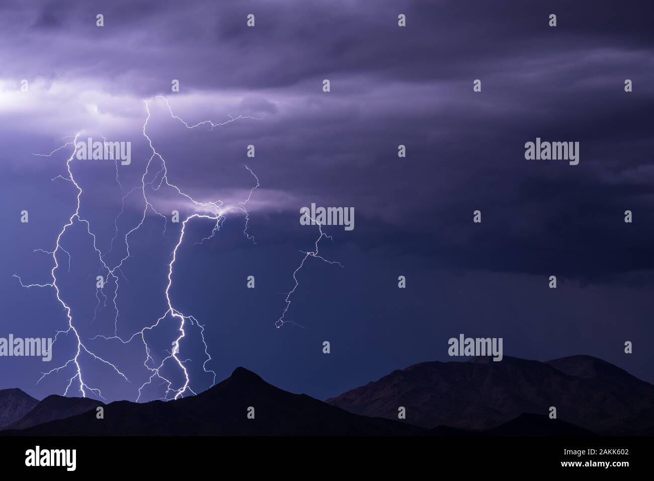 Dramatische Blitze schlagen vor einem Monsun Gewitter driften durch die Wüste südwestlich von Phoenix, Arizona. Stockfoto