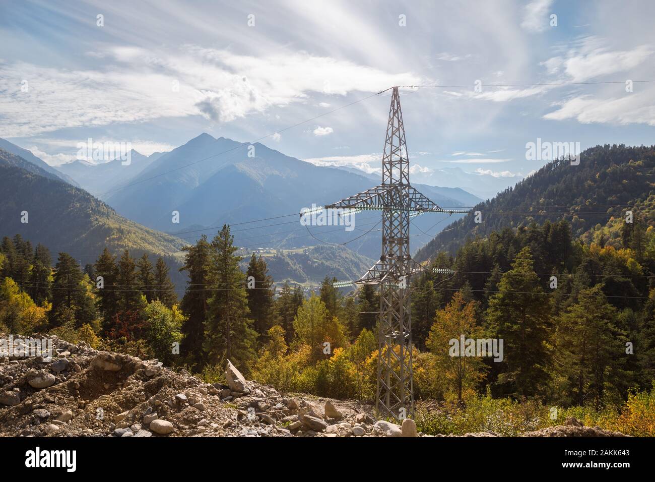 Hohe Spannung Turm in den Bergen des Kaukasus. Power line Pylon im Hochland. Schönen Herbst Berglandschaft. Stockfoto