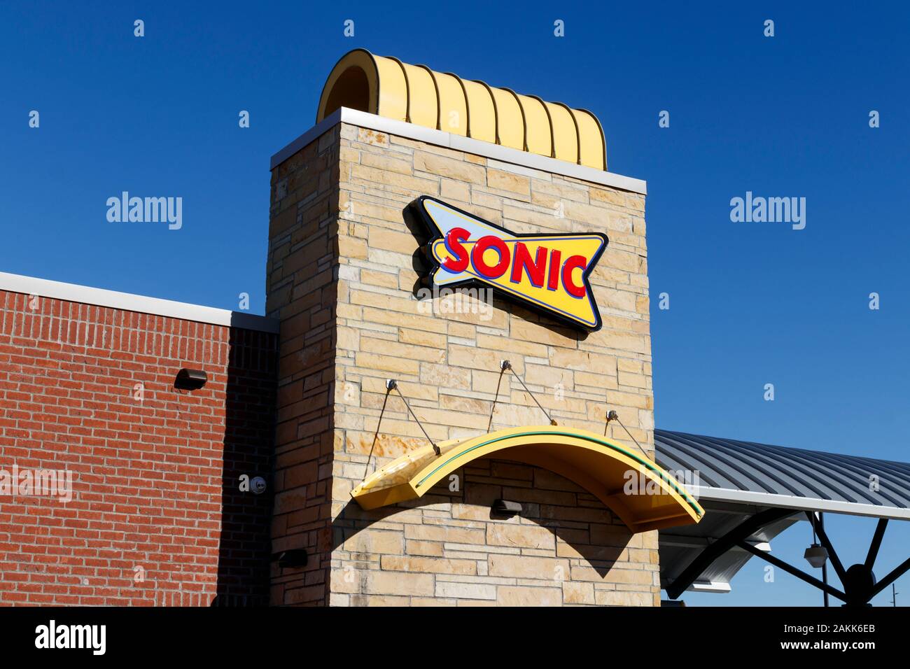 Indianapolis - ca. Januar 2020: Sonic Drive-In Fast Food Lage. Sonic ist ein drive-in Restaurant Kette Stockfoto