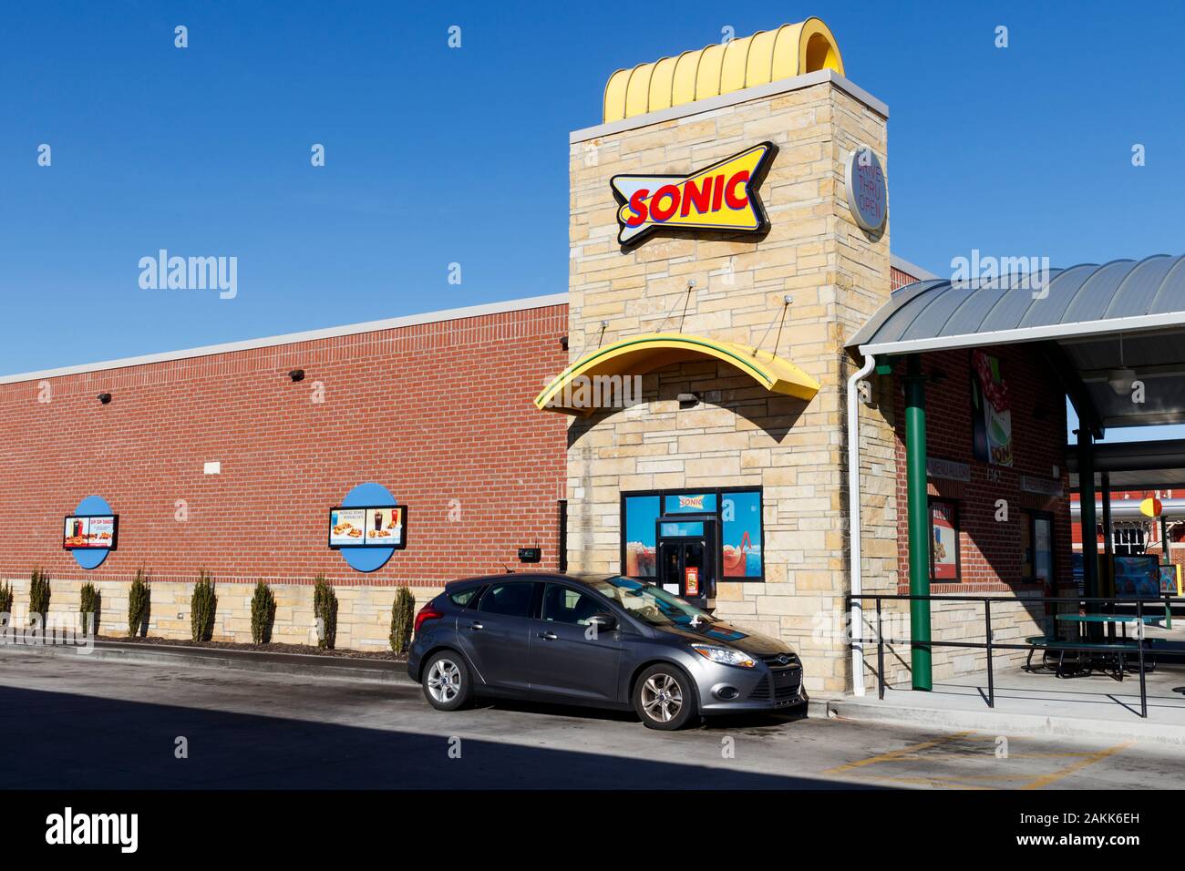 Indianapolis - ca. Januar 2020: Sonic Drive-In Fast Food Lage. Sonic ist ein drive-in Restaurant Kette Stockfoto