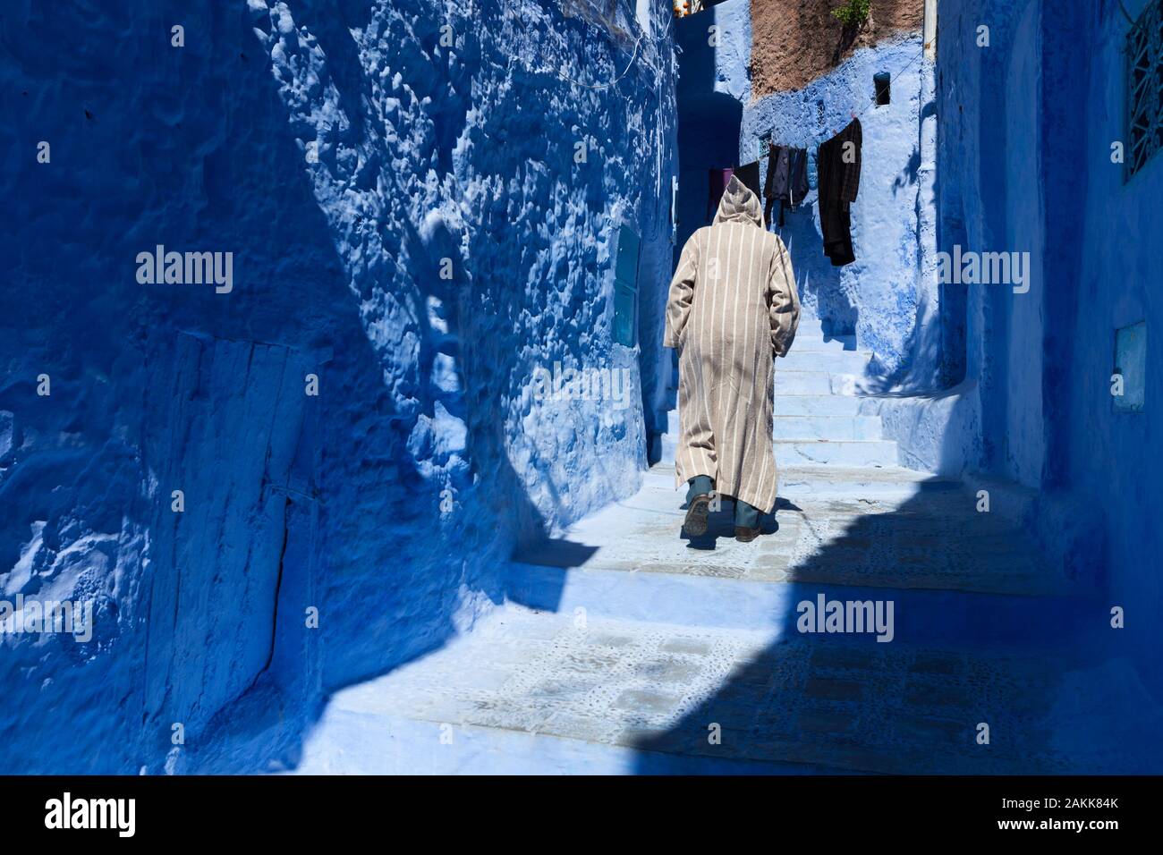 Einsamer Mann in Djellaba, der in Medina von Chefchaouen (auch Chaouen genannt), Marokko, spazieren geht Stockfoto