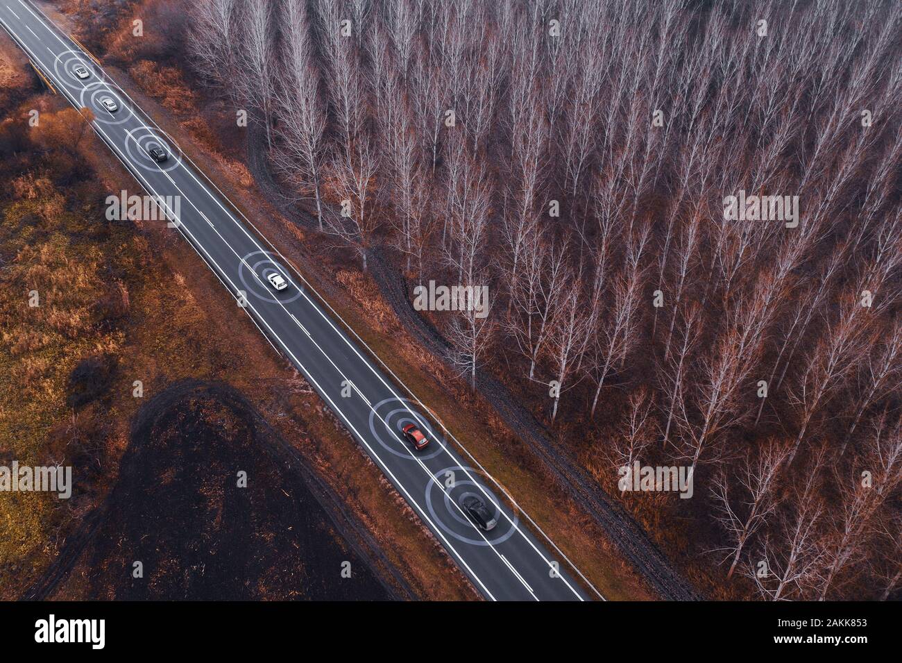 Luftaufnahme der autonomen Selbstorganisation - fahren Autos auf der Straße durch die Landschaft von Drone pov, konzeptionelle Bild mit der digitalen Erweiterung Stockfoto