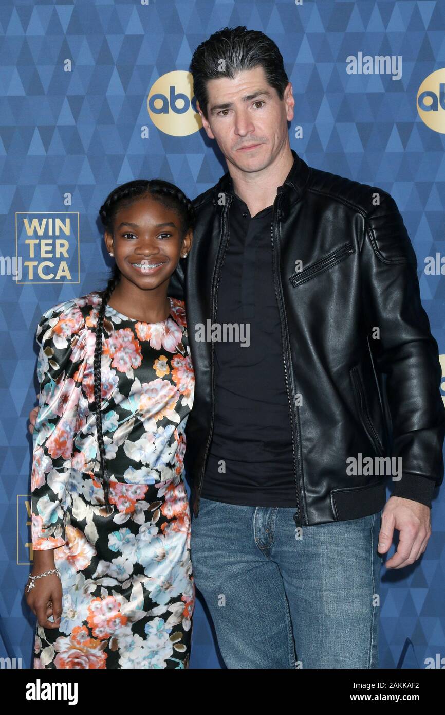 Januar 8, 2020, Pasadena, CA, USA: LOS ANGELES - JAN 8: Jayden Rey und Michael Fishman am ABC Winter TCA Partei Ankünfte im Langham Huntington Hotel am 8. Januar 2020 in Pasadena, CA (Credit Bild: © Kay Blake/ZUMA Draht) Stockfoto