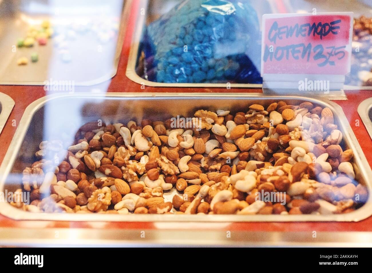 Frische rohe organische, Mischung von Nüssen, Mandeln, cashew-, Walnuss, Haselnuss zum Verkauf im Laden präsentieren Farmers Market in einer Metallbox. Veganes Essen, gesund Stockfoto