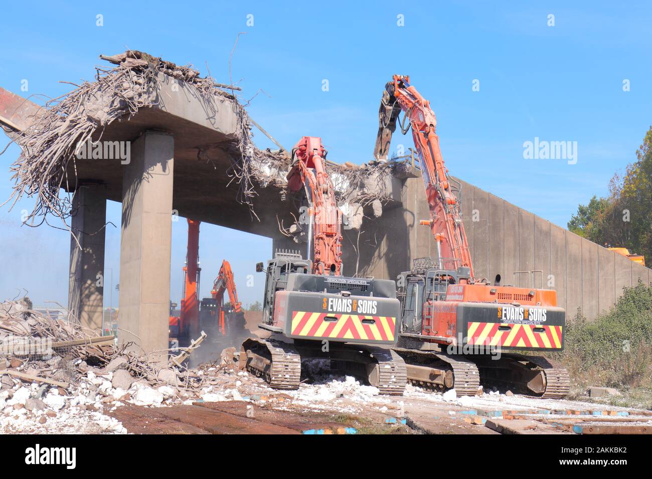 Maschinen bei der Arbeit auf dem Abriss einer Brücke über die A 50 in Uttoxeter. Stockfoto