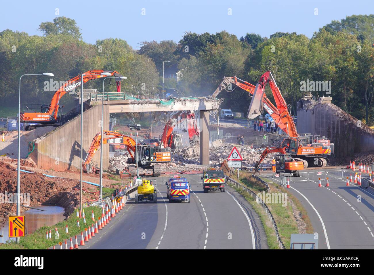Maschinen bei der Arbeit auf dem Abriss einer Brücke über die A 50 in Uttoxeter. Stockfoto