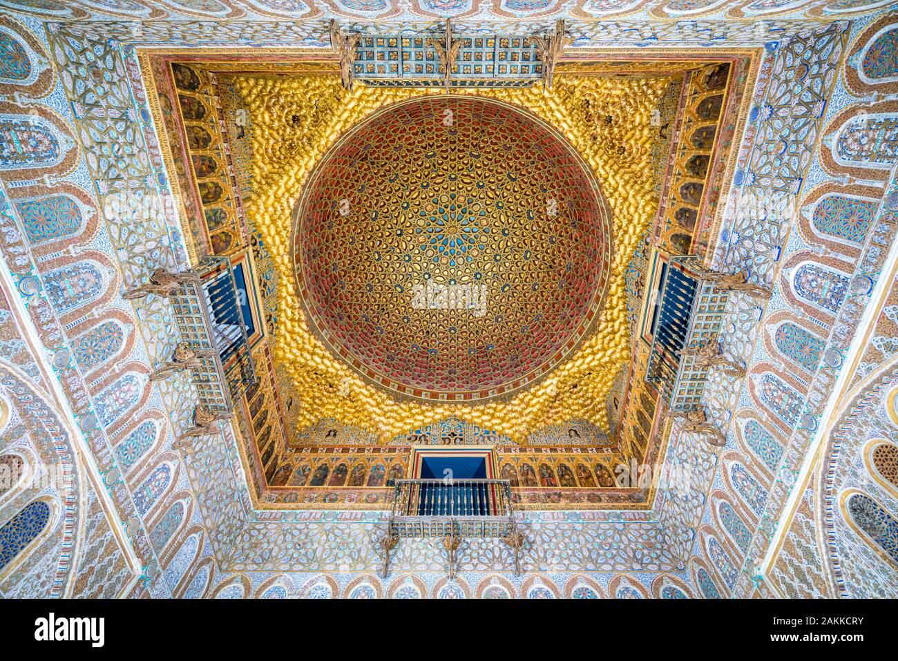 Wundervoll dekorierte Kuppel aus dem 'Salon de Embajadores' in den königlichen Alcazaren von Sevilla, Andalusien, Spanien. Stockfoto