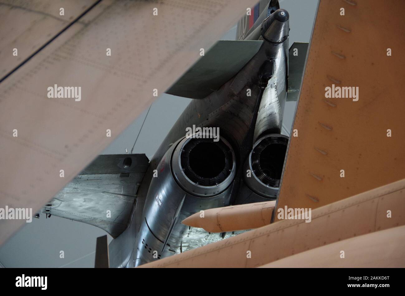 Sepecat Jaguar schoss durch den gefalteten Flügel einer Hawker Siddeley Buccaneer s 2 B Stockfoto