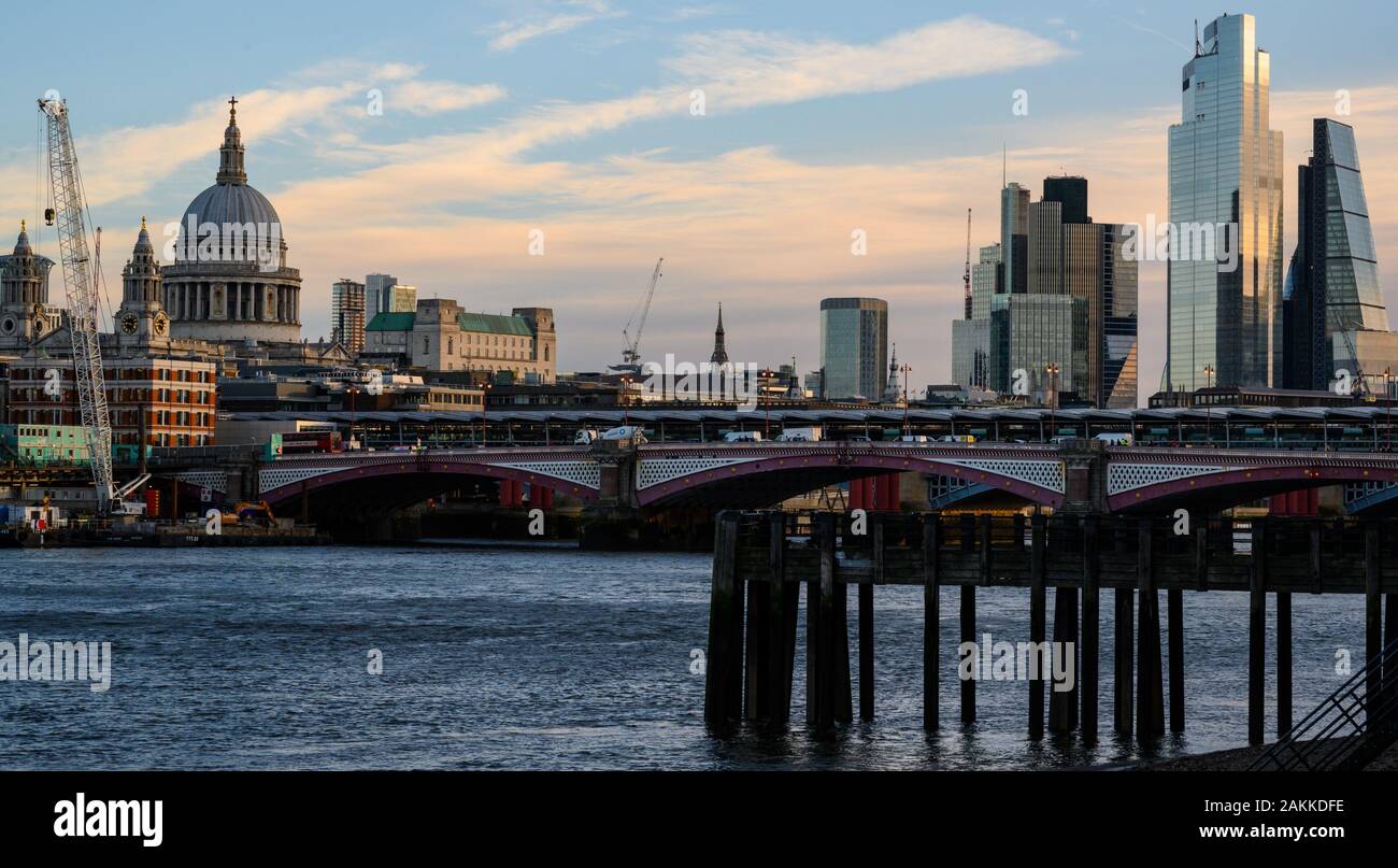 Stadt London, UK. 9. Januar 2020. UK Wetter: Der Himmel klärt über die Stadt London und Blackfriars Bridge nach einer Nacht des schweren Regens. Credit: Celia McMahon/Alamy Leben Nachrichten. Stockfoto