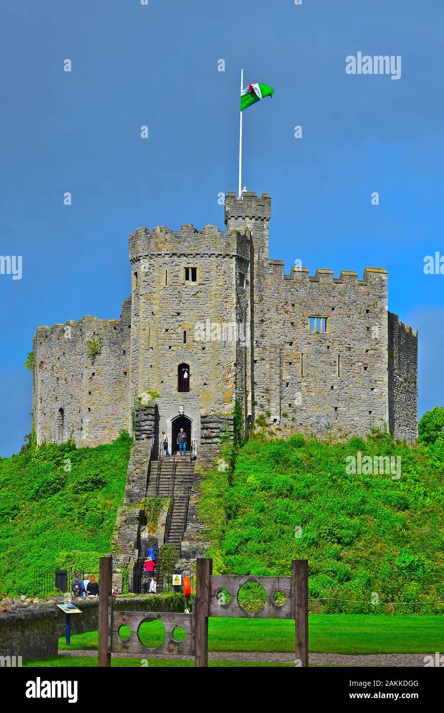 Blick auf den Bergfried im Inneren von Cardiff Castle. Eine wichtige Touristenattraktion im Herzen der Stadt. Stockfoto