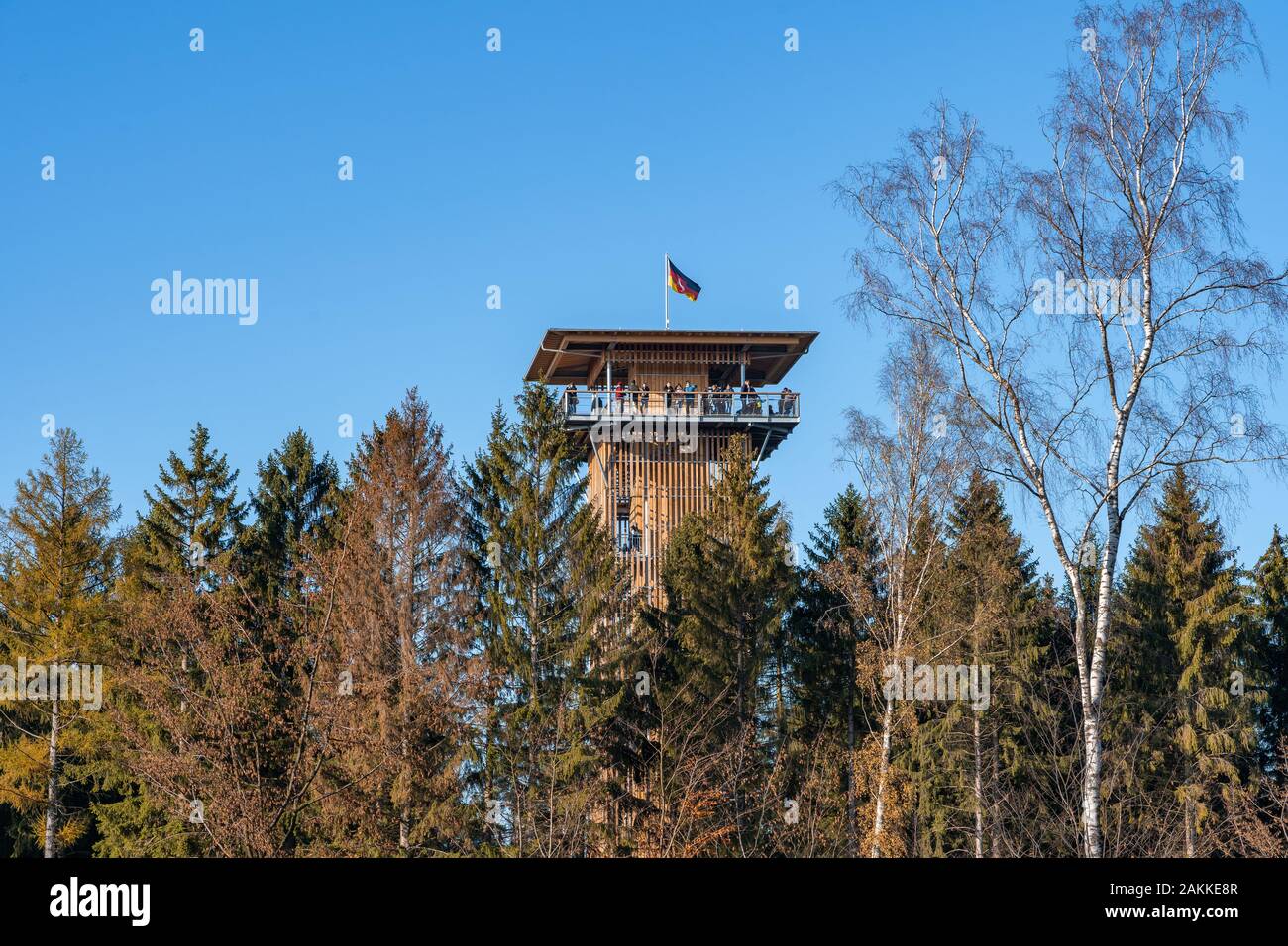 Luneberg, Deutschland - Nov 10, 2019: Touristen bis auf dem Turm in Heide Wildlife Park blicken mit deutscher Flagge auf der Oberseite Stockfoto