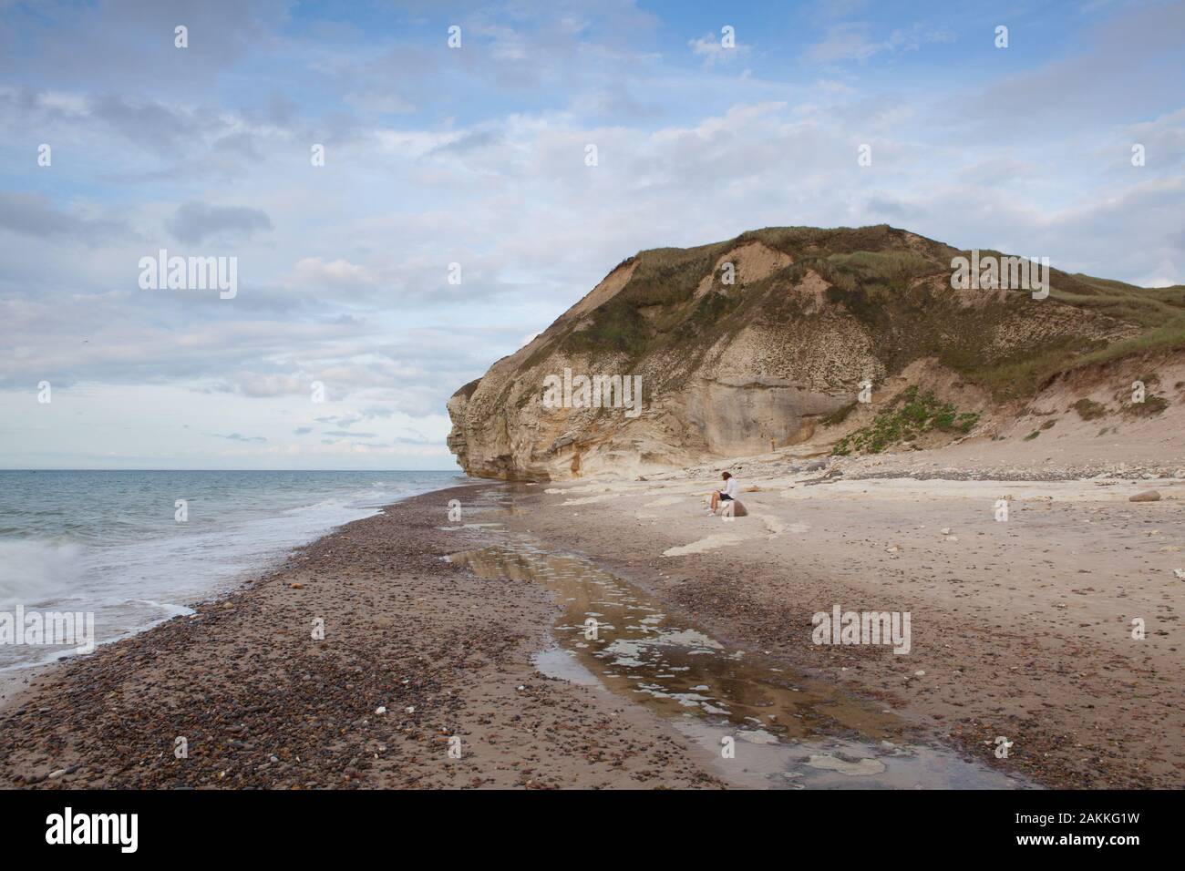 Bulbjerg, Dänemark - August 15,2018: Einsame Frau am Strand neben Bulbjerg Cliff. Es ist das einzige Felsformation in Jütland und der einzige Vogel clif Stockfoto