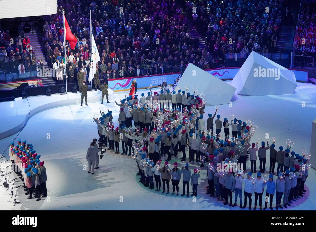 LAUSANNE, Schweiz - 09 Januar: Thh olympischen Flagge wird von der Schweizer Armee während der Eröffnungsfeier bewirtet an der Vaudoise Aréna in Lausanne in der Schweiz am 9. Januar 2020. Stockfoto