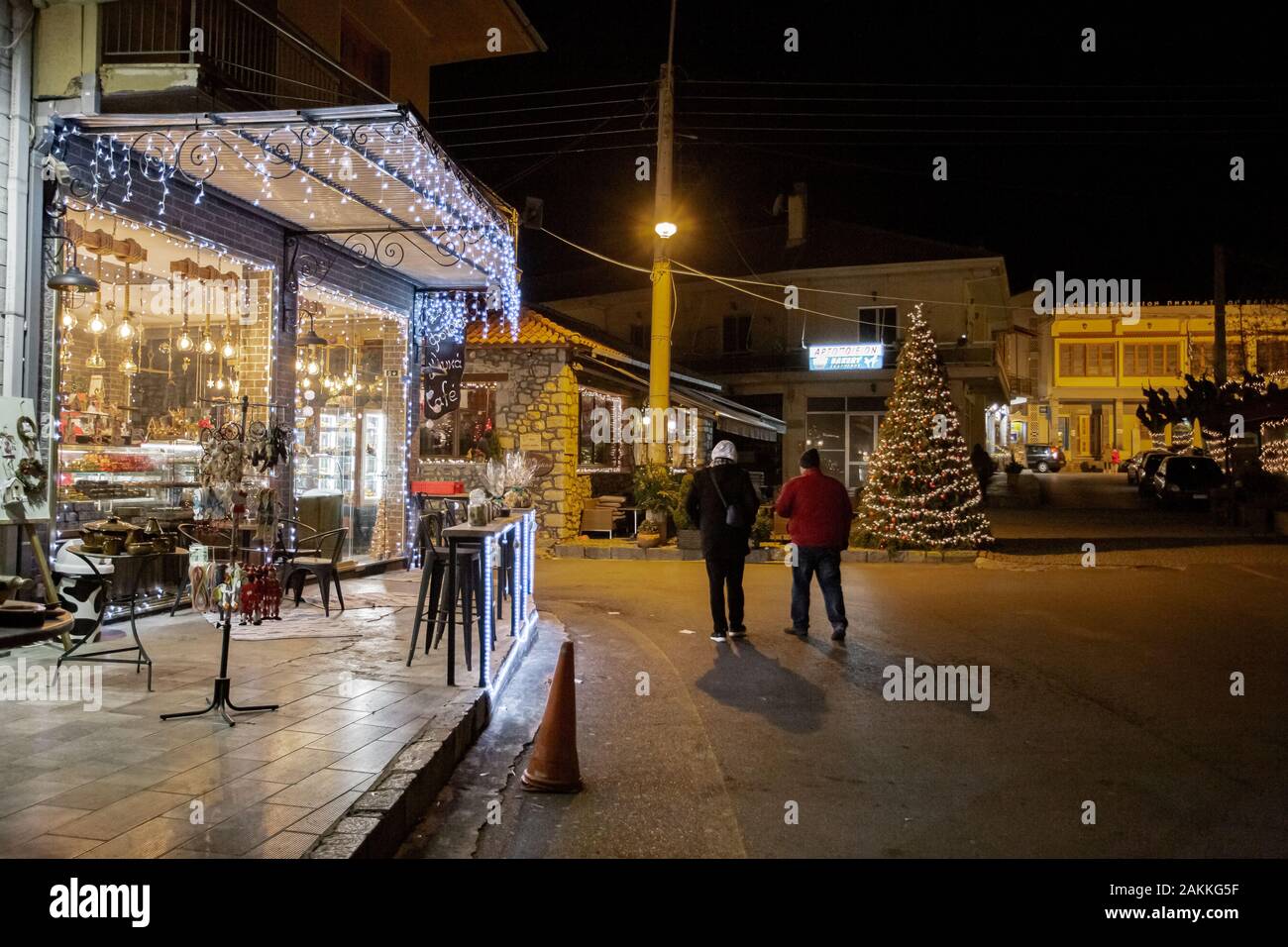 Schön geschmückte Straßen und weihnachtliche Atmosphäre in Dimitsana Dorf in Arcadia, Griechenland Stockfoto