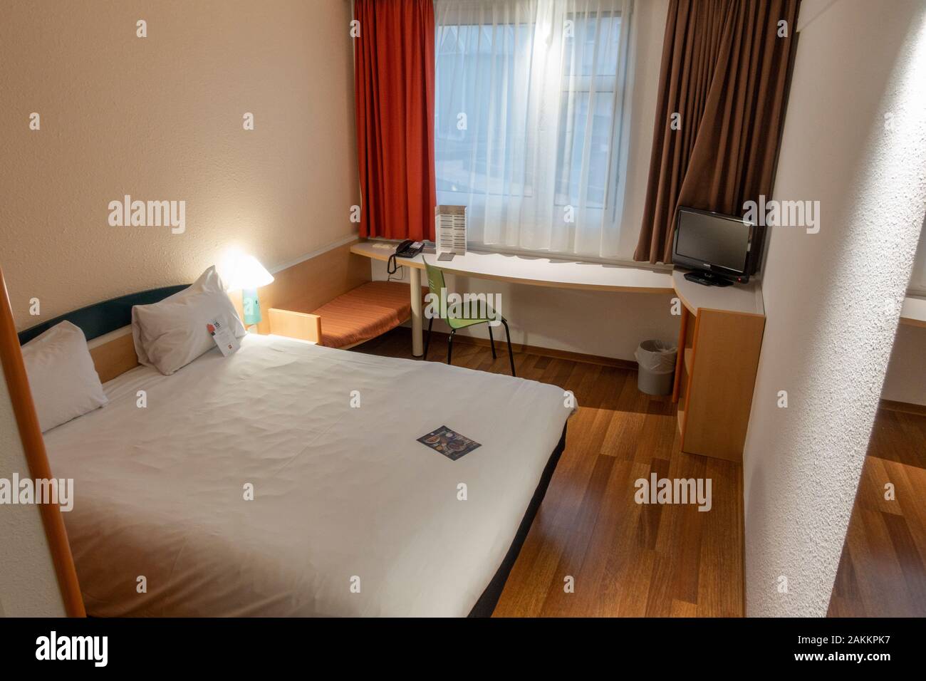 Typisches Zimmer im 2-Sterne-Hotel Ibis Nürnberg City am Plaerrer in Nürnberg, Bayern, Deutschland. Stockfoto