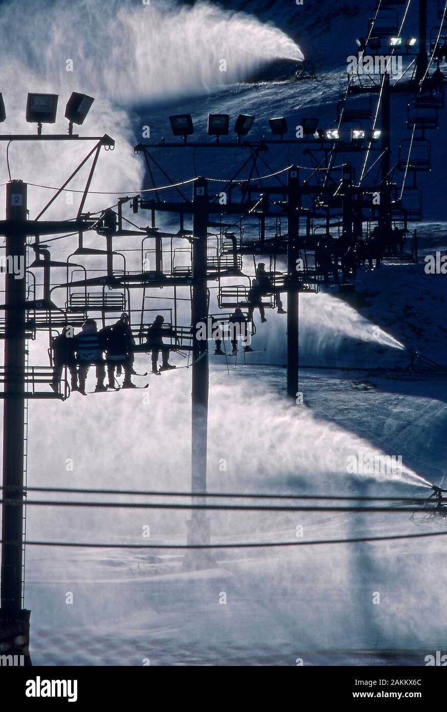 Beschneiungsanlagen produziert Schnee für einen Skihügel Stockfoto