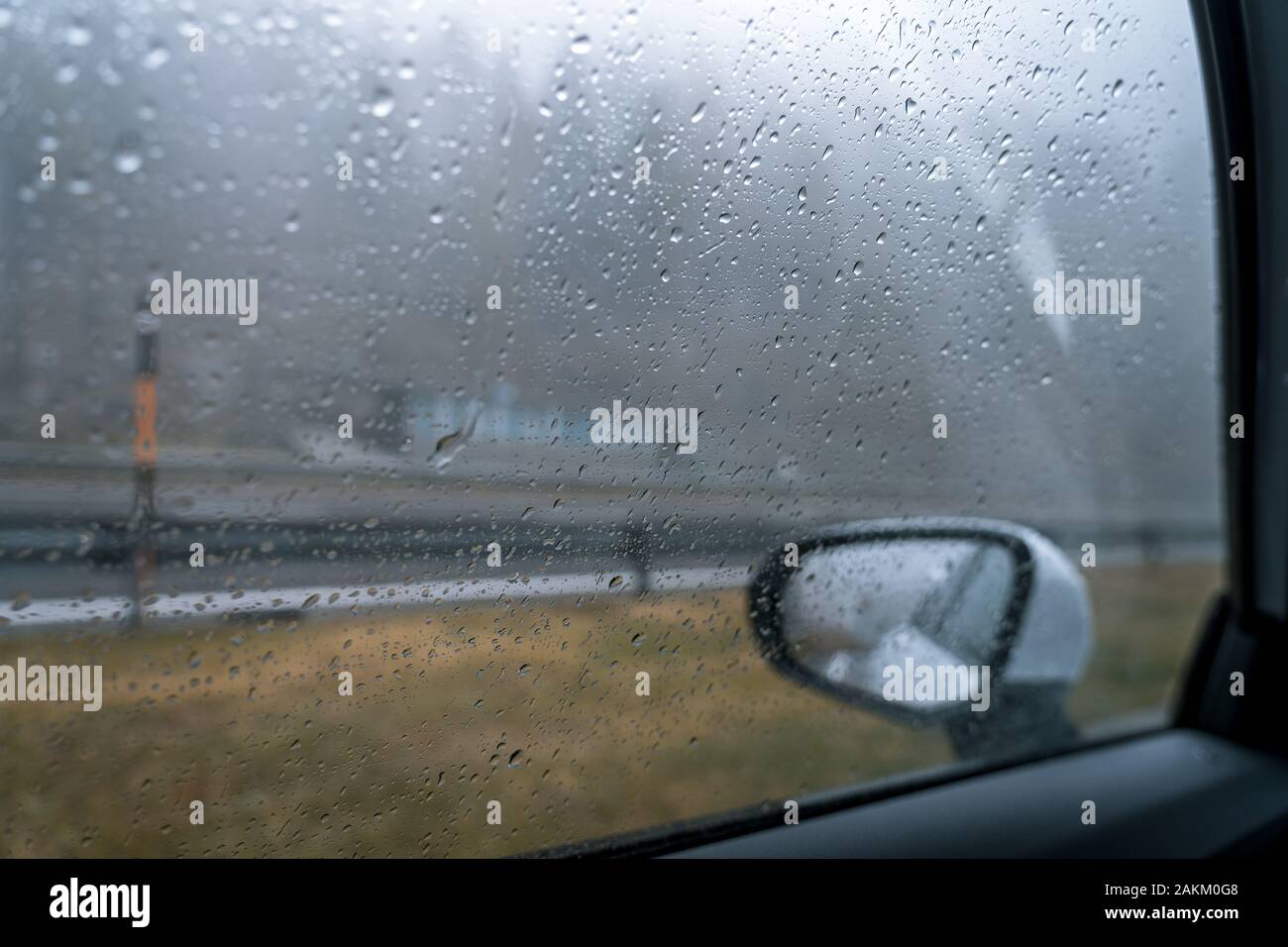 Regen am autofenster -Fotos und -Bildmaterial in hoher Auflösung – Alamy