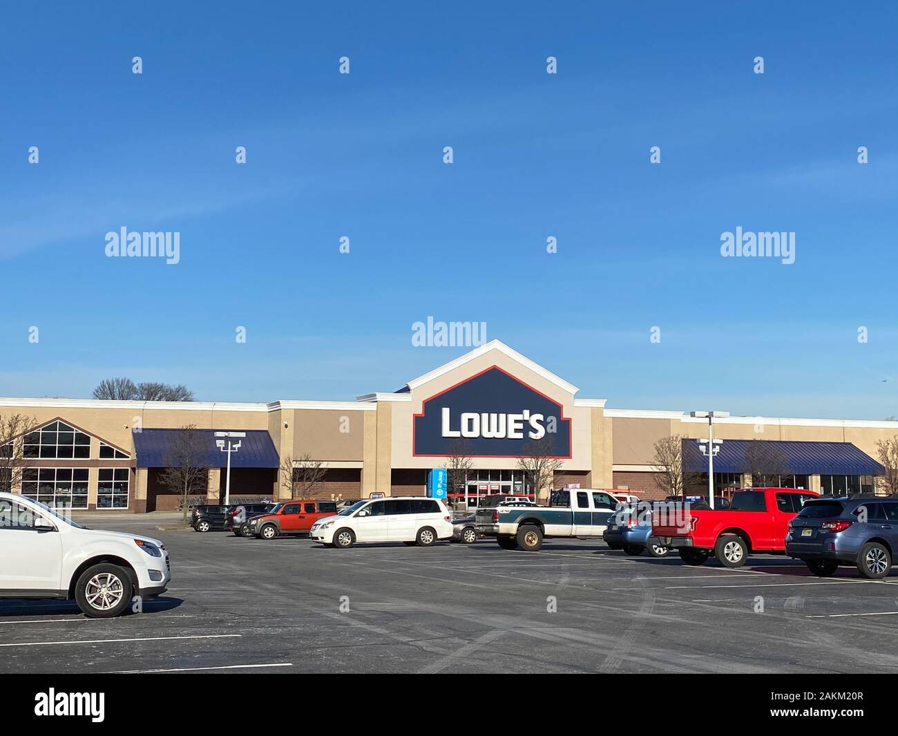 WOODBRIDGE, New Jersey/USA - Januar 9, 2020: Der Haupteingang an der Lowe Store im Einkaufszentrum Woodbridge Kreuzungen Stockfoto