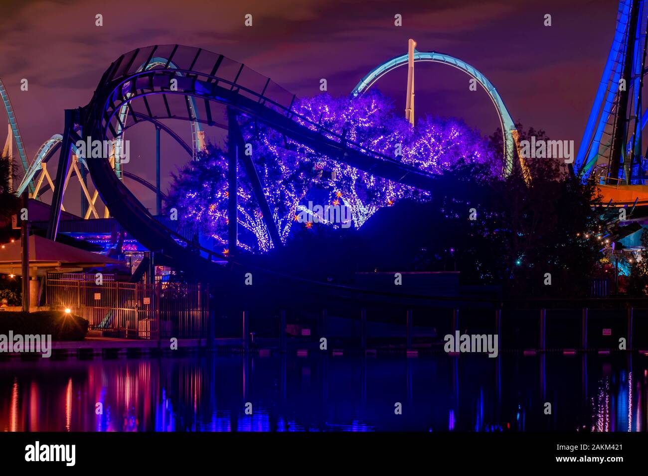 Orlando, Florida. 30. Dezember 2019. Mako und Kraken Achterbahn in der Nacht in Seaworld Stockfoto