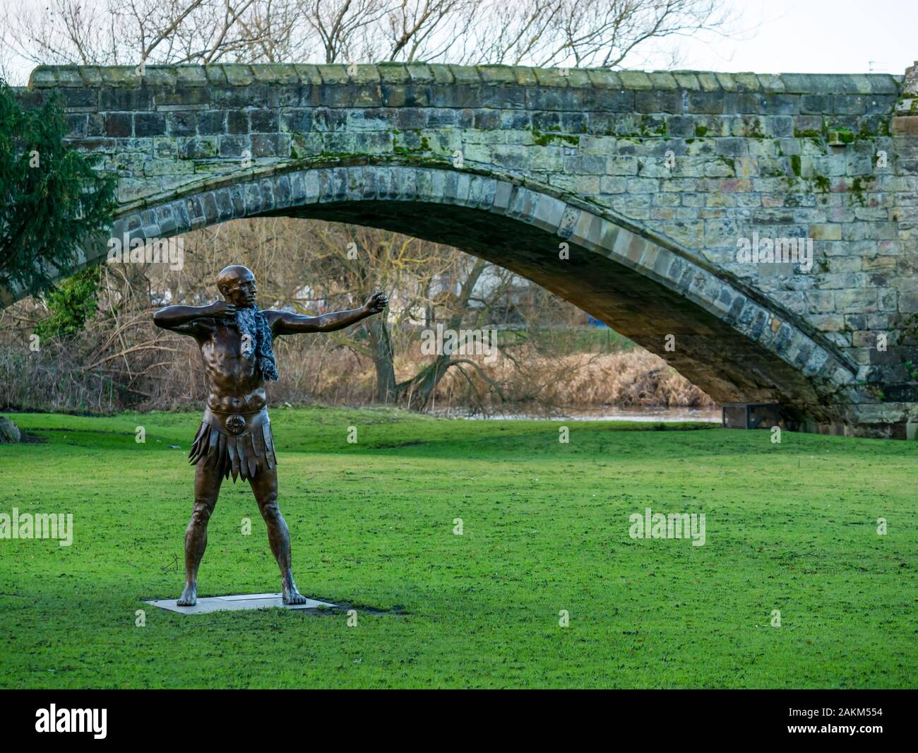 Die musselburgh Archer lebensgroße Skulptur von Svetlana Kondakova & Maja Quille tragen Schal, Fluss Esk, East Lothian, Schottland, Großbritannien Stockfoto