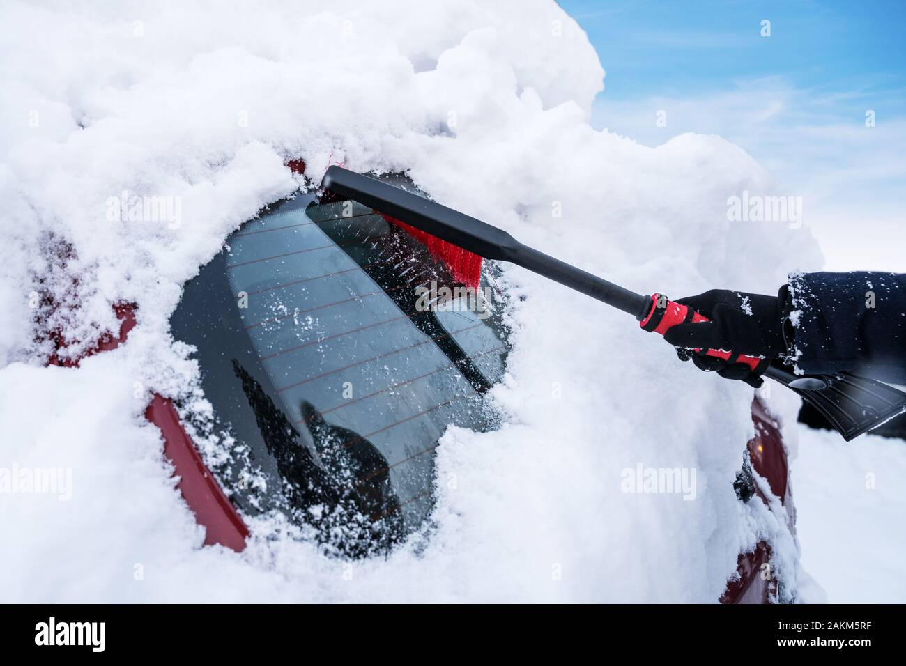 Frau, die schnee vom auto reinigt -Fotos und -Bildmaterial in hoher  Auflösung – Alamy