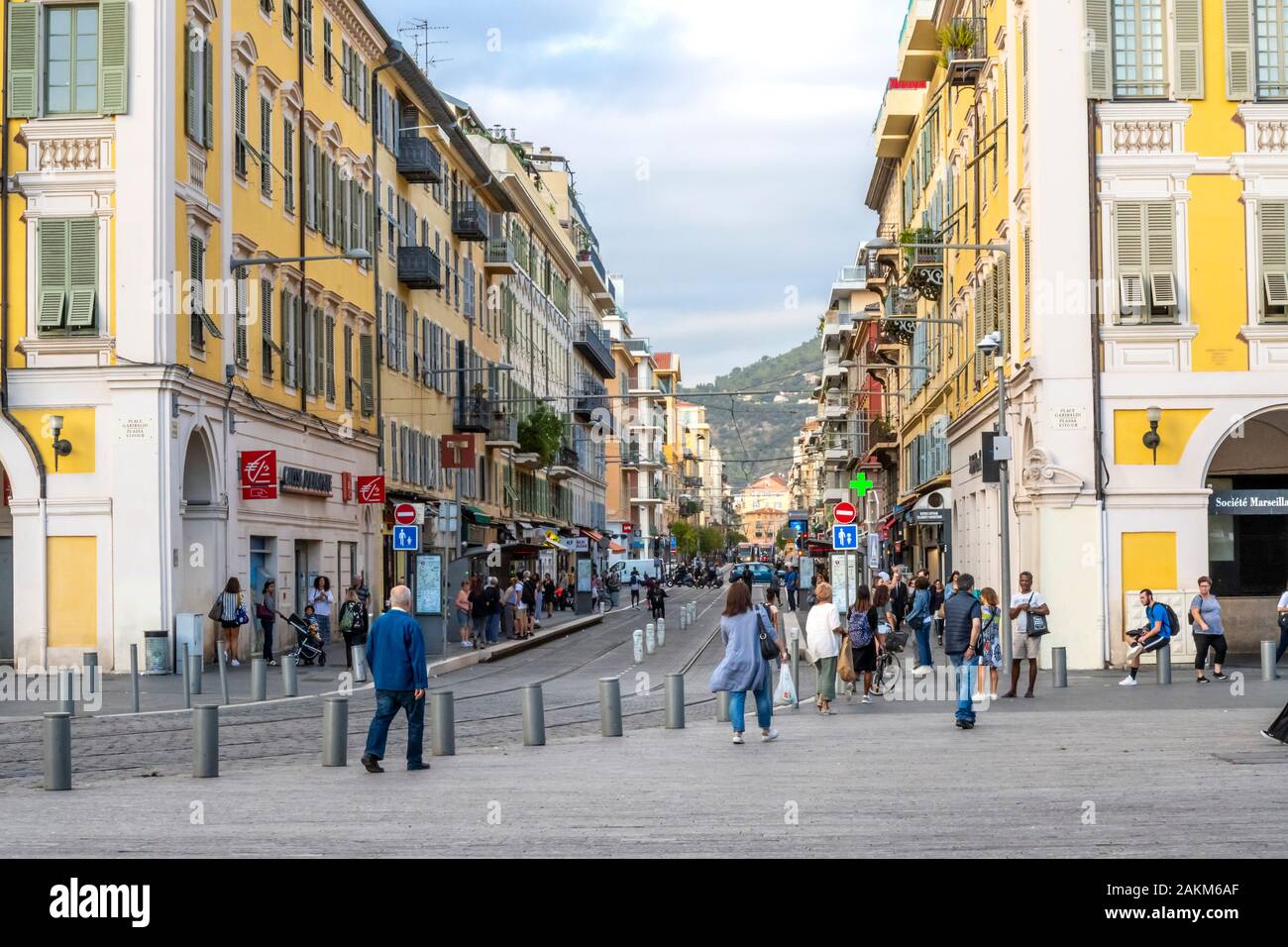 Ein beschäftigter am späten Nachmittag an der Place Garibaldi in der mediterranen Stadt Nizza, Frankreich. Stockfoto