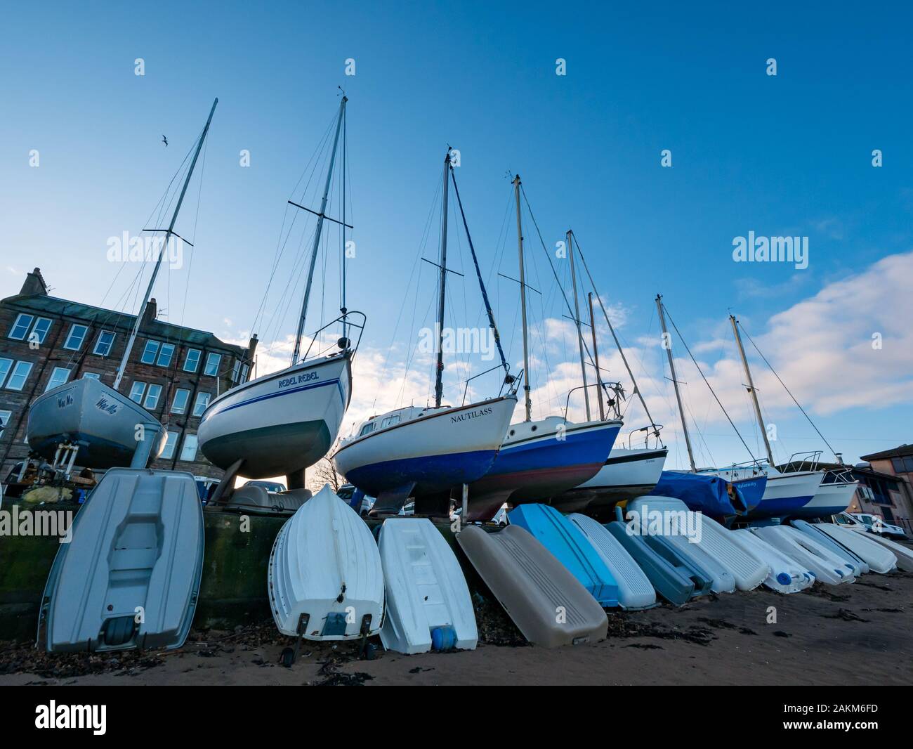 Segelschiffe von Wasser für den Winter mit Ruderbooten, Fisherrow Hafen, Musselburgh, Schottland, UK Stockfoto